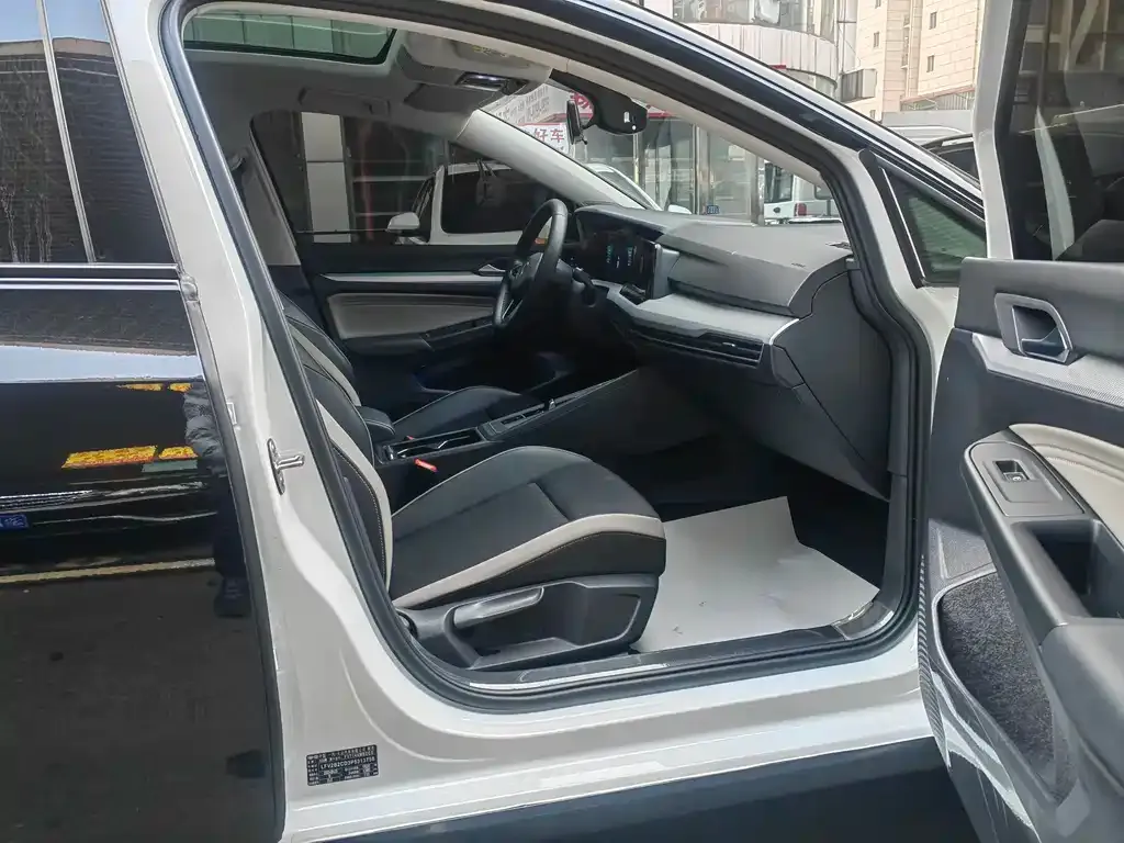 Volkswagen Golf 2023 из CN, фото 7
