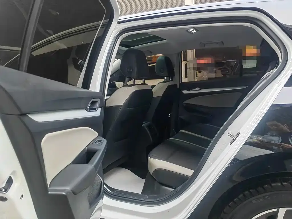 Volkswagen Golf 2023 из CN, фото 2