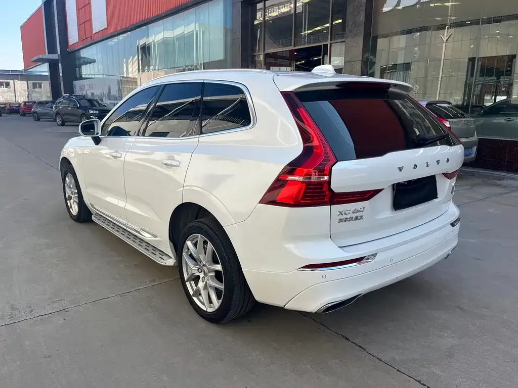 Volvo XC60 — фото 9
