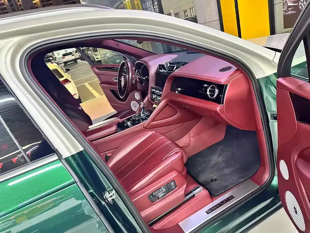 Bentley Bentayga 2023 из CN, фото 4