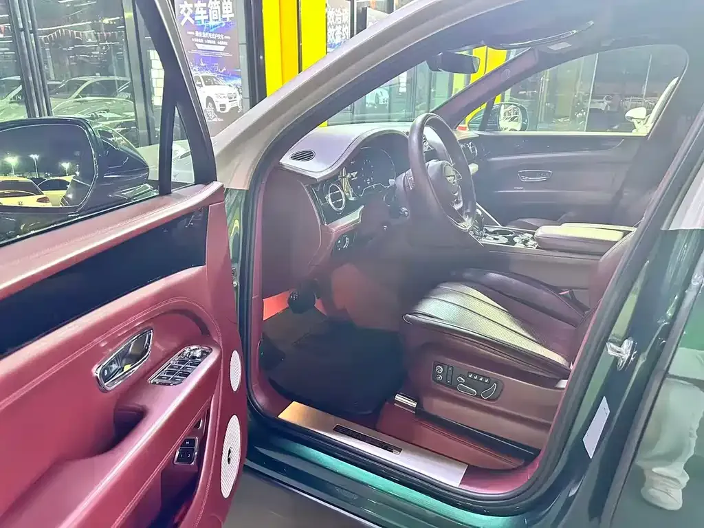 Bentley Bentayga 2023 из CN, фото 2