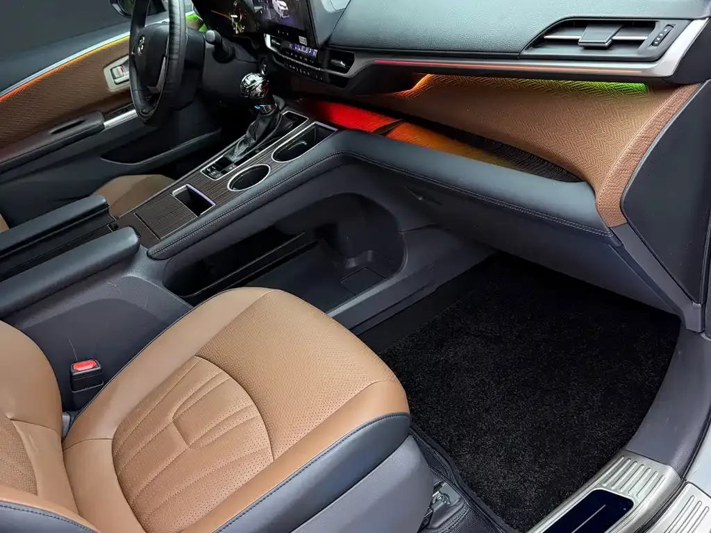 Toyota Granvia — фото 8