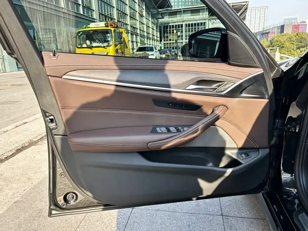 BMW 5 Series 2023 из CN, фото 4