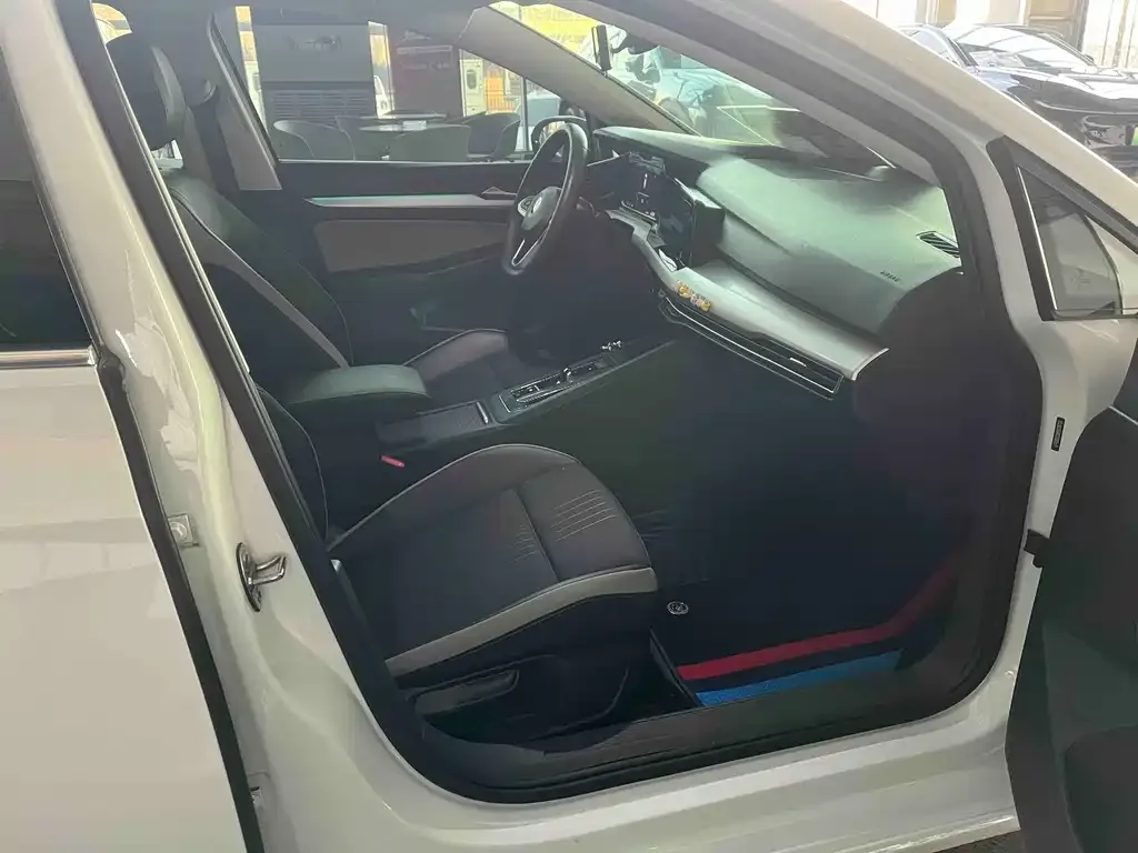 Volkswagen Golf 2023 из CN, фото 6