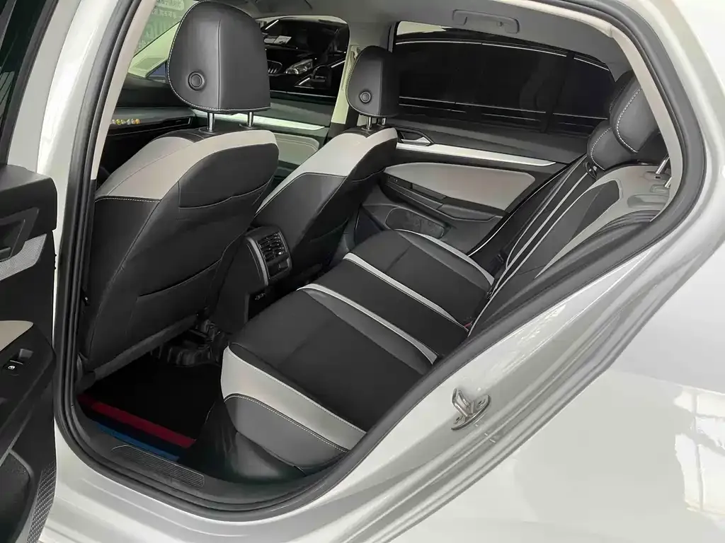 Volkswagen Golf 2023 из CN, фото 2