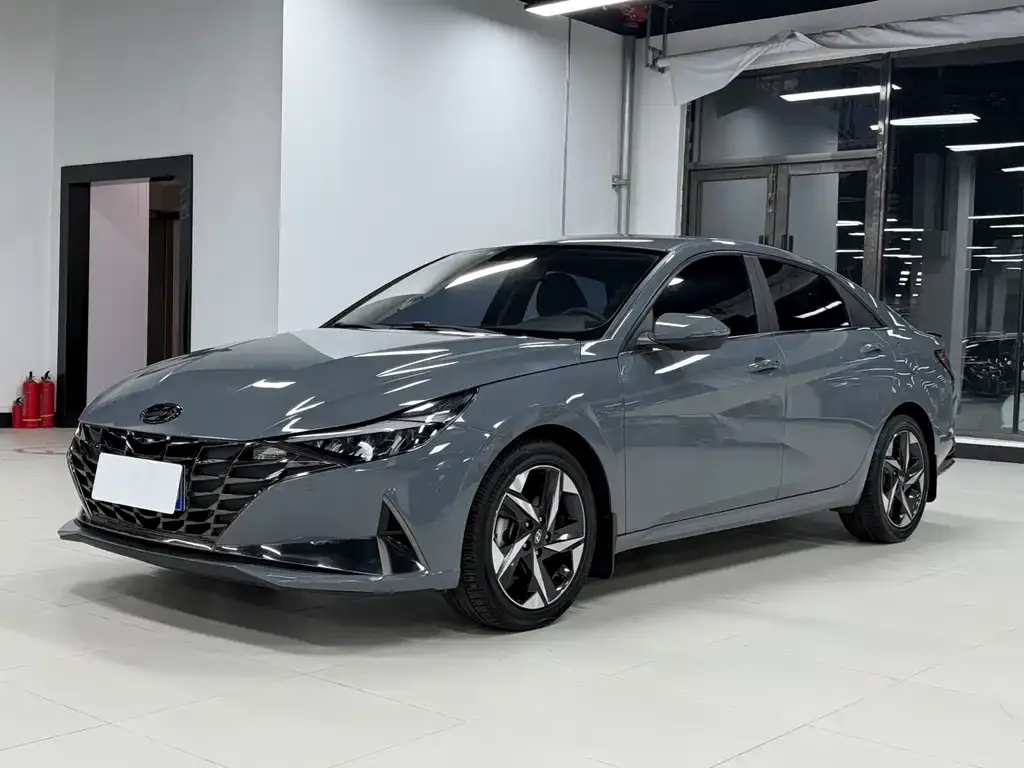 Hyundai Elantra — фото 1