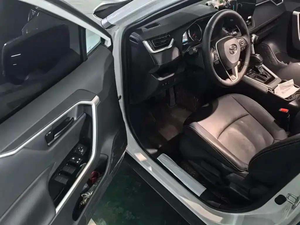 Toyota RAV4 2025 из CN, фото 3