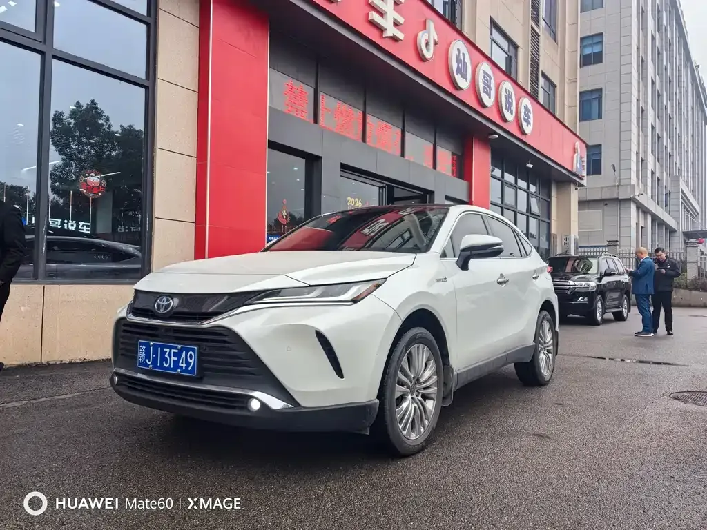 Toyota Harrier — фото 1