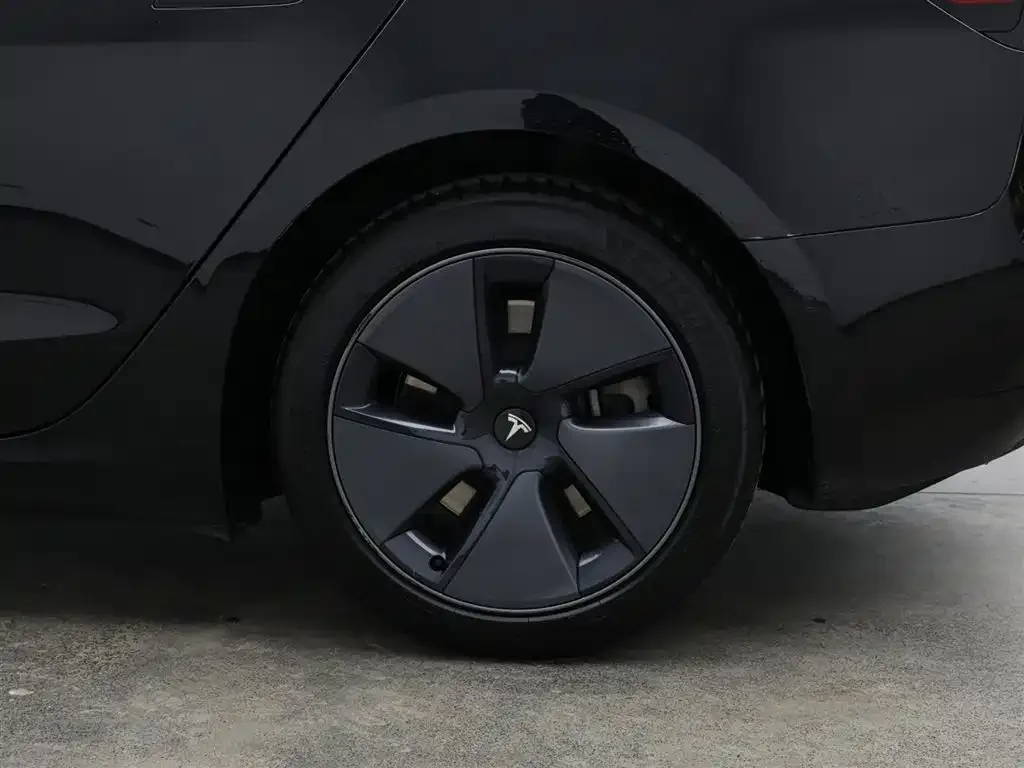 Tesla Model 3 — фото 10