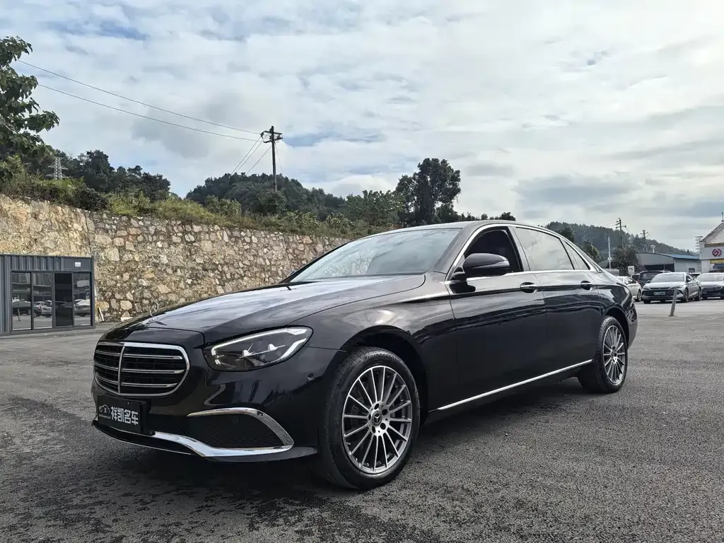 Mercedes-Benz E-Class — фото 1