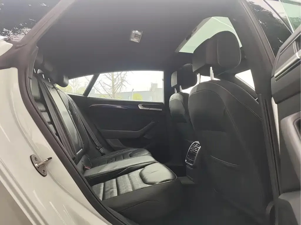 Volkswagen CC 2024 из CN, фото 9