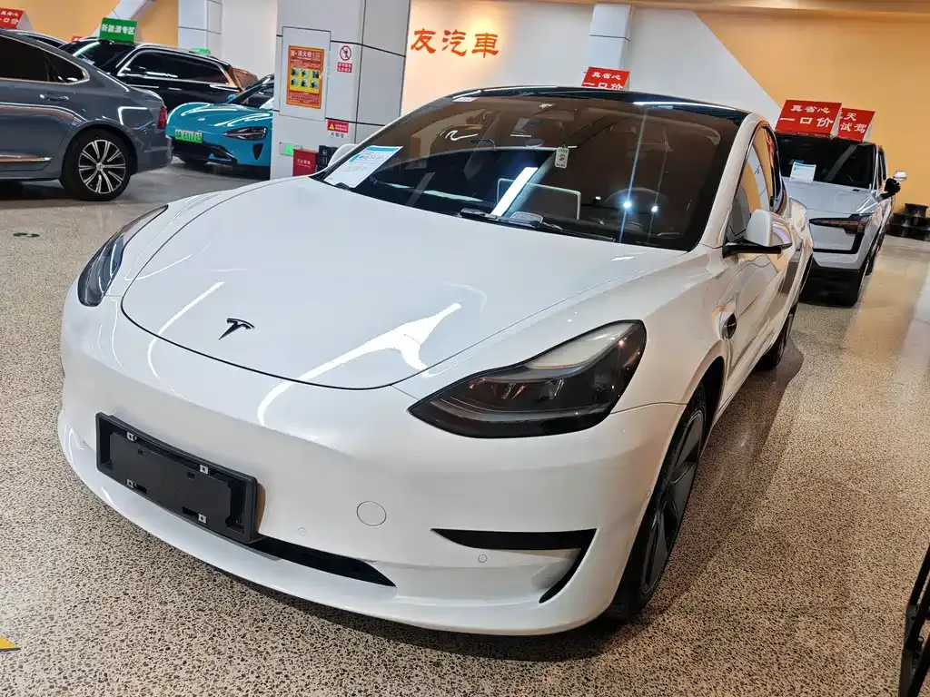 Tesla Model 3 — фото 1