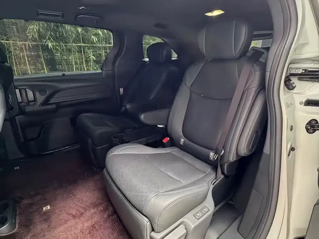 Toyota Sienna 2023 из CN, фото 10