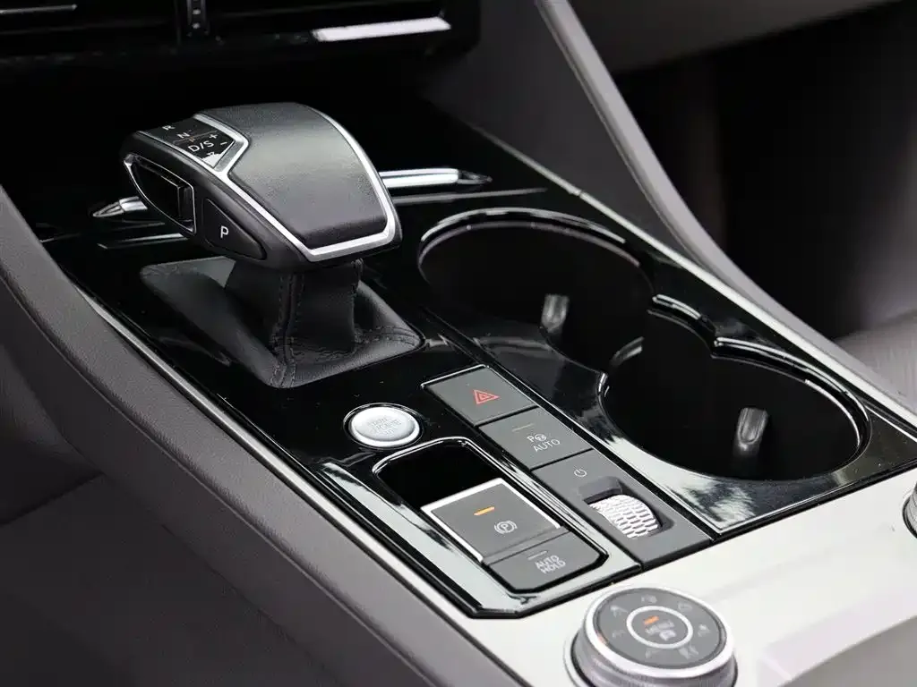 Volkswagen Touareg 2023 из CN, фото 7