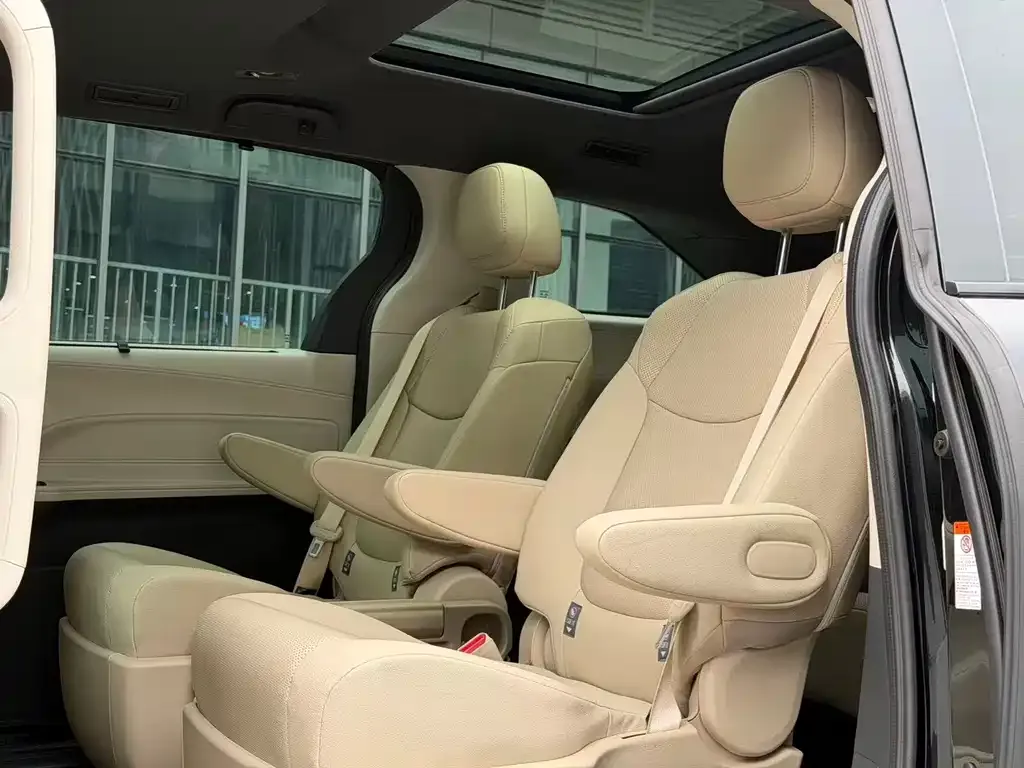 Toyota Granvia — фото 7