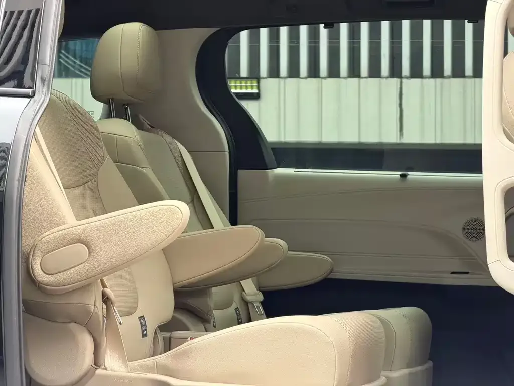 Toyota Granvia — фото 5