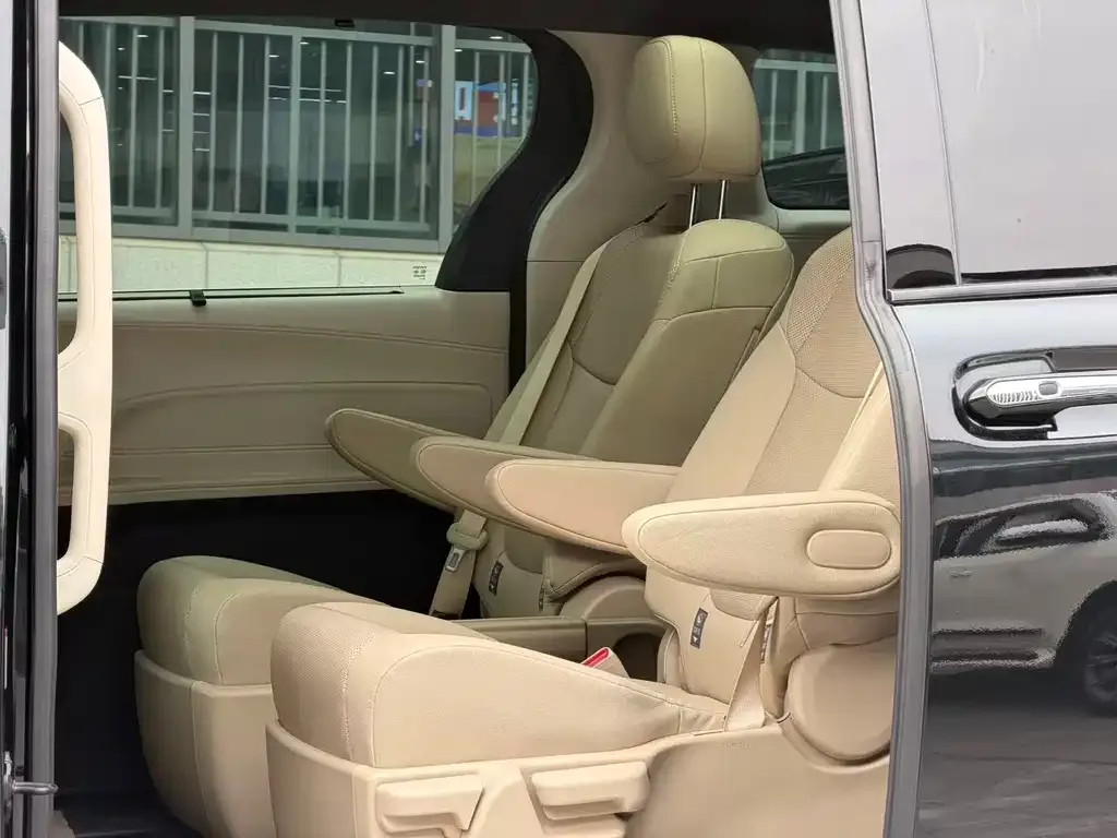 Toyota Granvia — фото 3