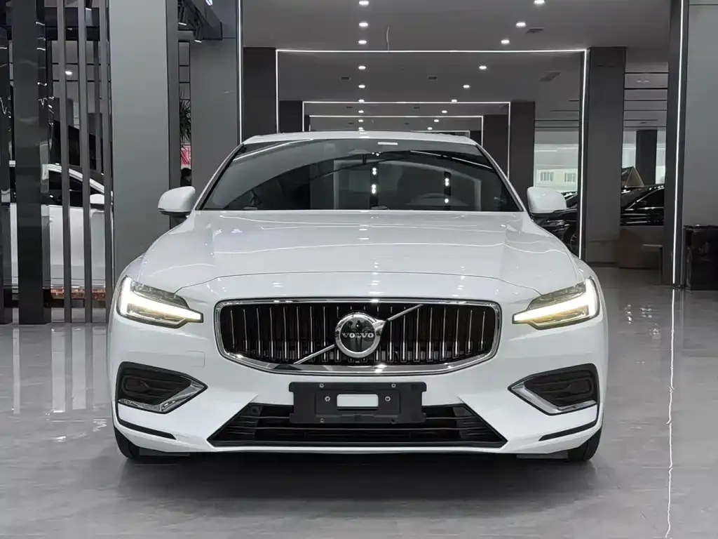Volvo S60 2023 из CN, фото 4