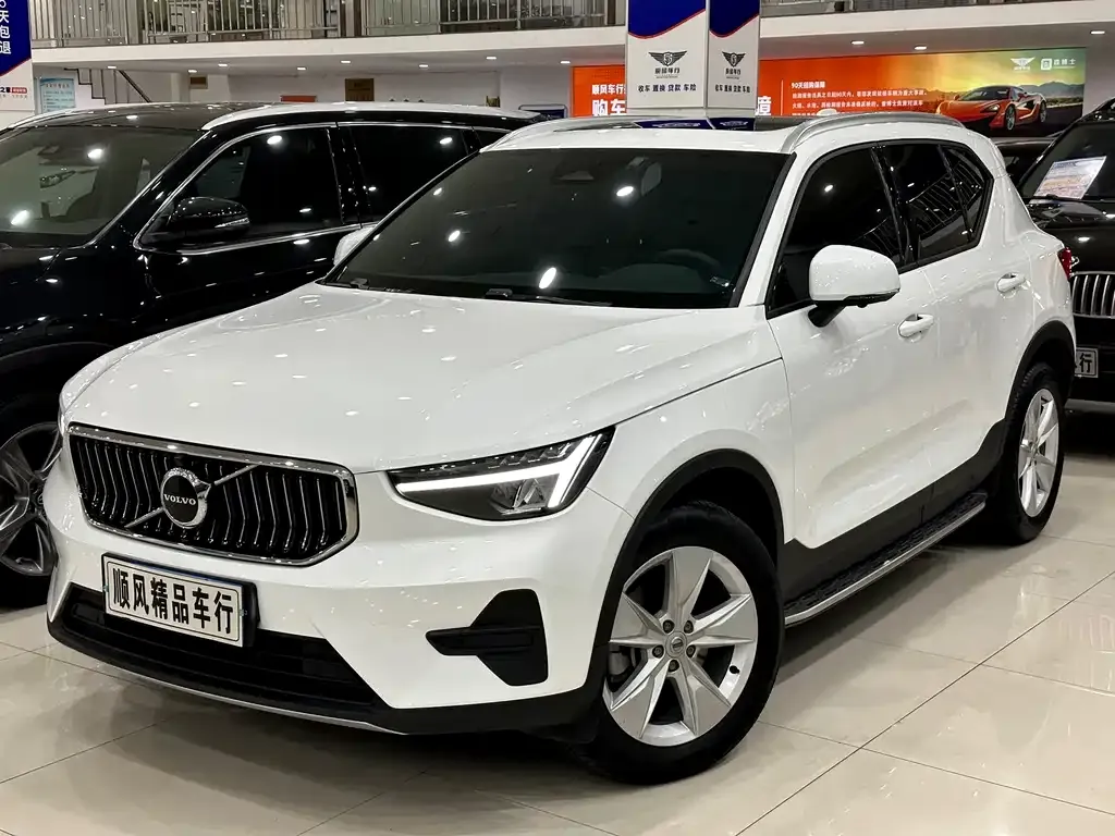 Volvo XC40 — фото 1