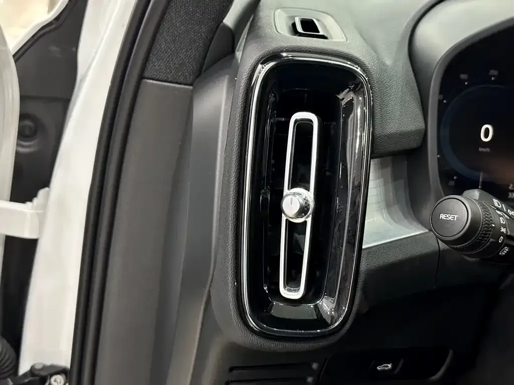 Volvo XC40 — фото 4