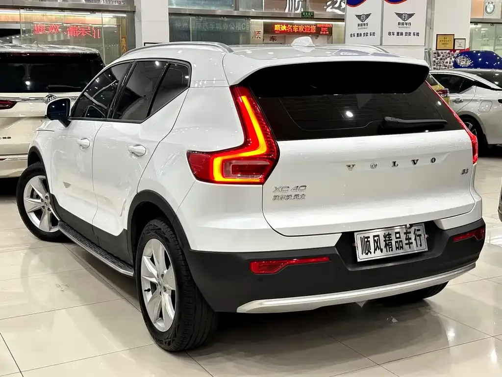 Volvo XC40 — фото 6