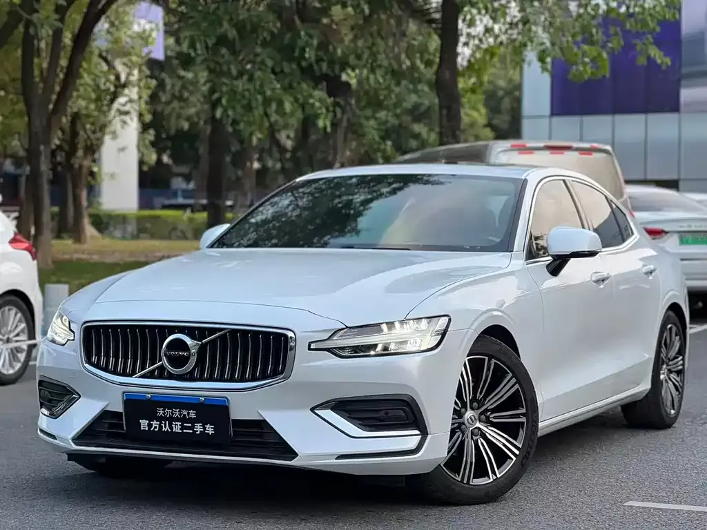 Volvo S60 — фото 1