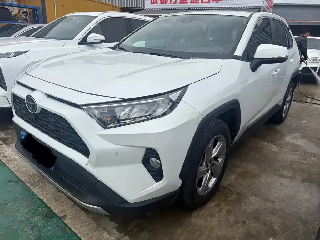 Toyota RAV4 — фото 1