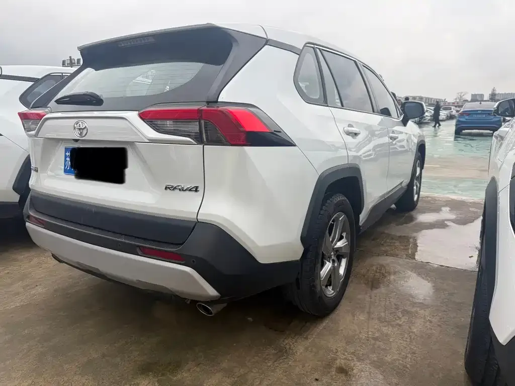 Toyota RAV4 — фото 5