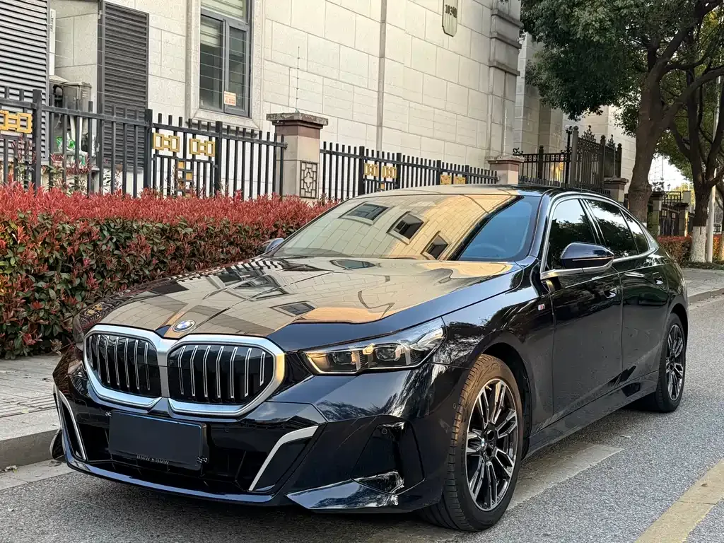 BMW 5 Series — фото 1