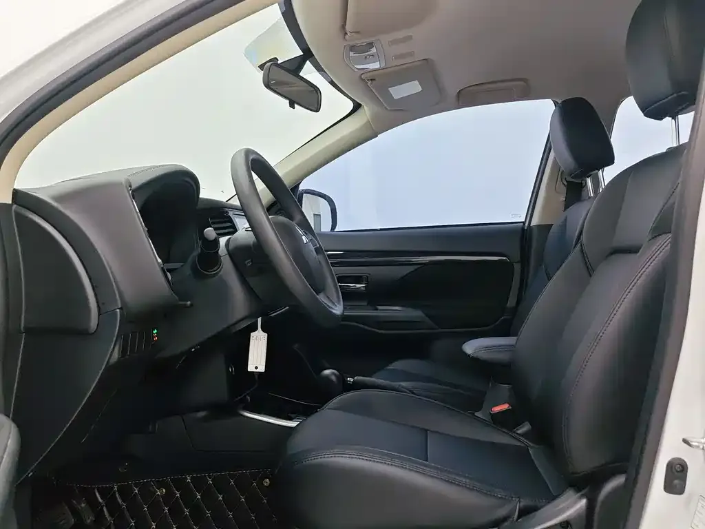 Mitsubishi Outlander 2023 из CN, фото 10