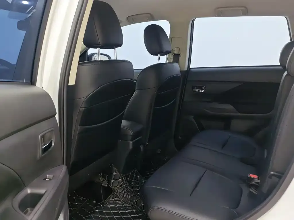 Mitsubishi Outlander 2023 из CN, фото 3