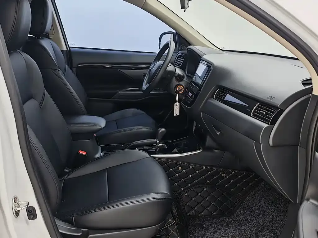 Mitsubishi Outlander 2023 из CN, фото 9