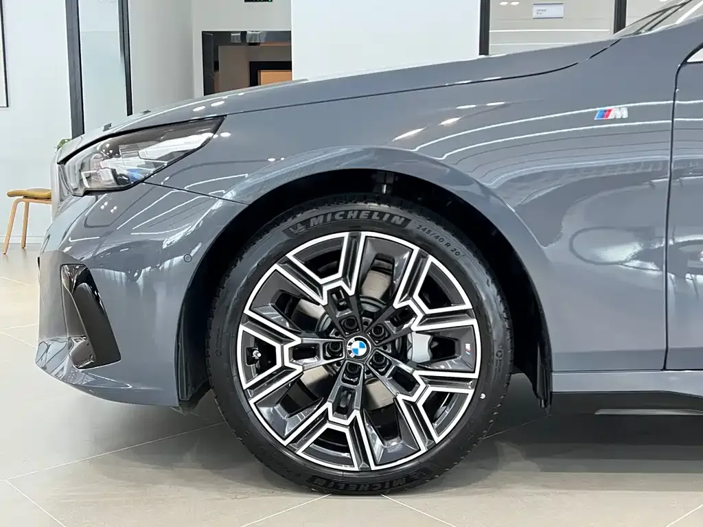 BMW 5 Series — фото 4