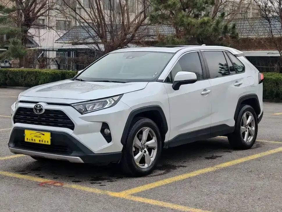 Toyota RAV4 2023 из CN, фото 1