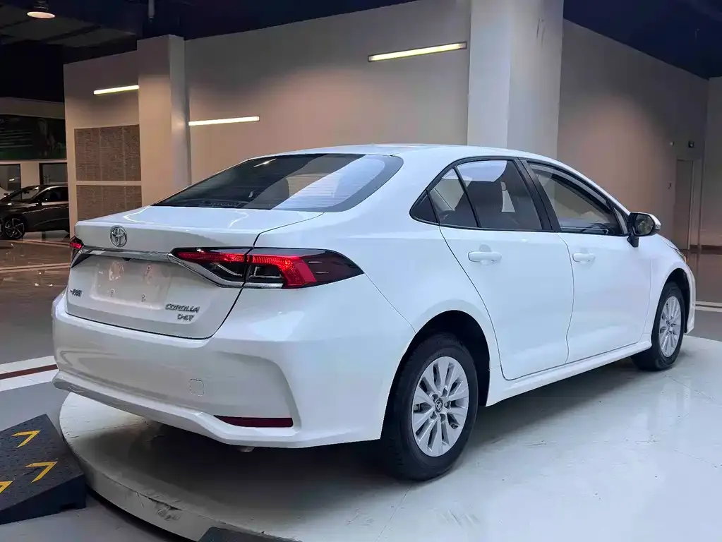 Toyota Corolla — фото 4
