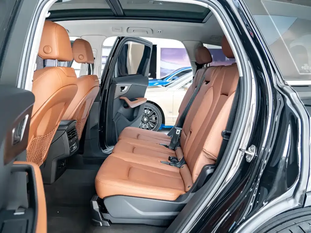 Audi Q7 2023 из CN, фото 10