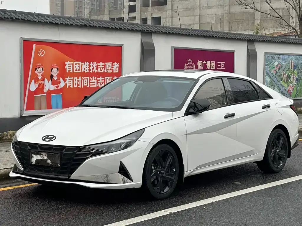 Hyundai Elantra — фото 1