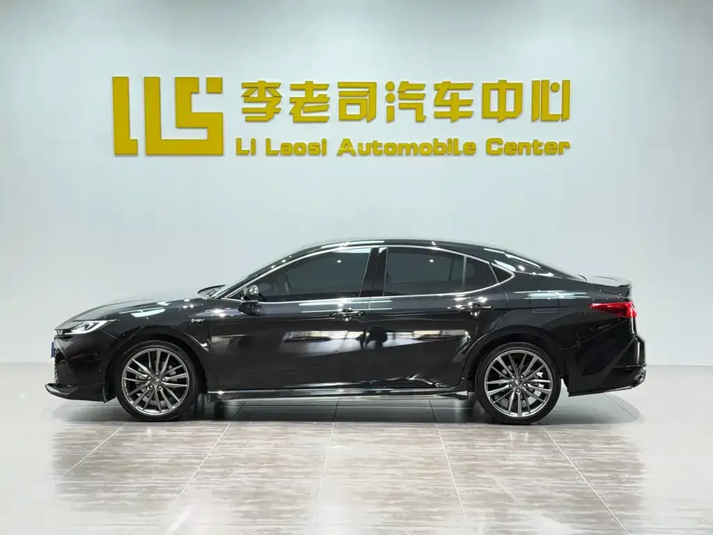 Toyota Camry — фото 6