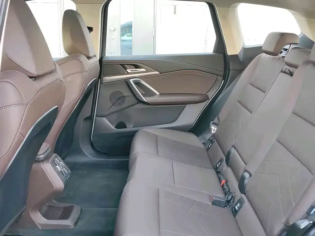 BMW iX1 2025 из CN, фото 3