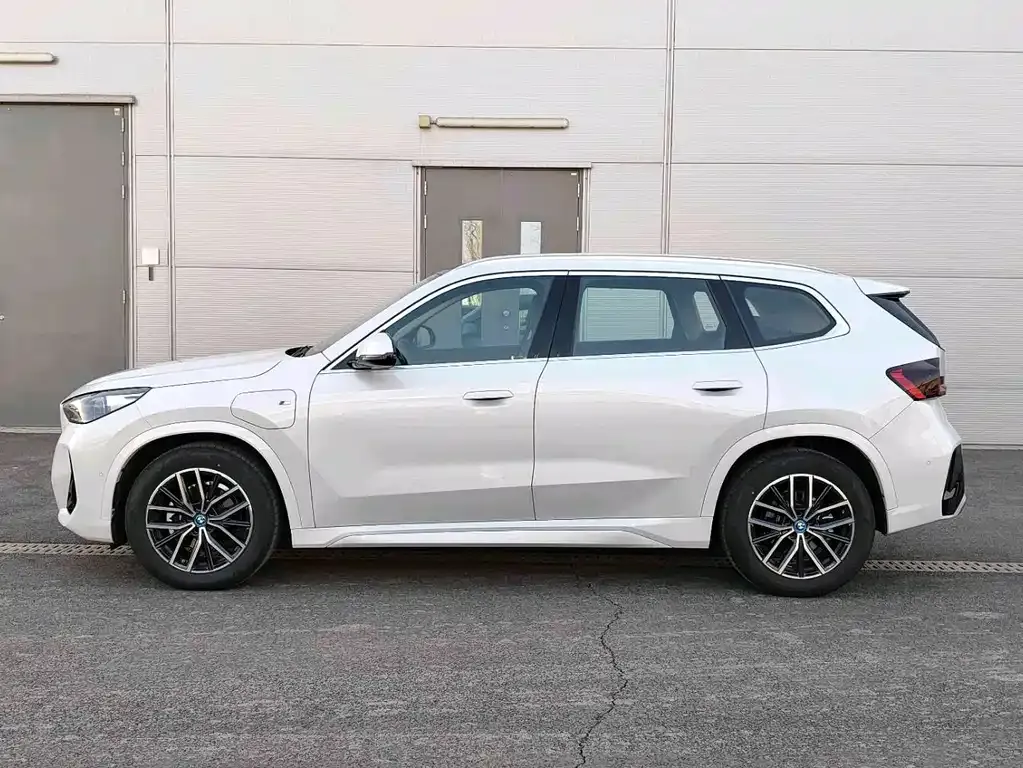 BMW iX1 2025 из CN, фото 8
