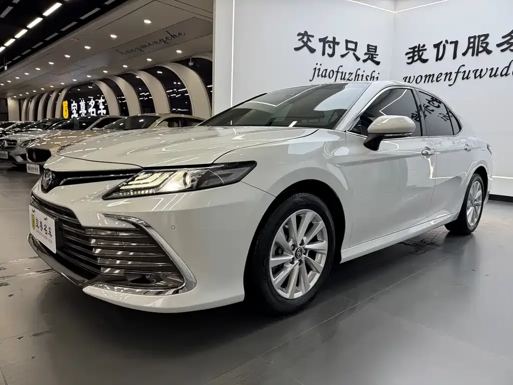 Toyota Camry — фото 3