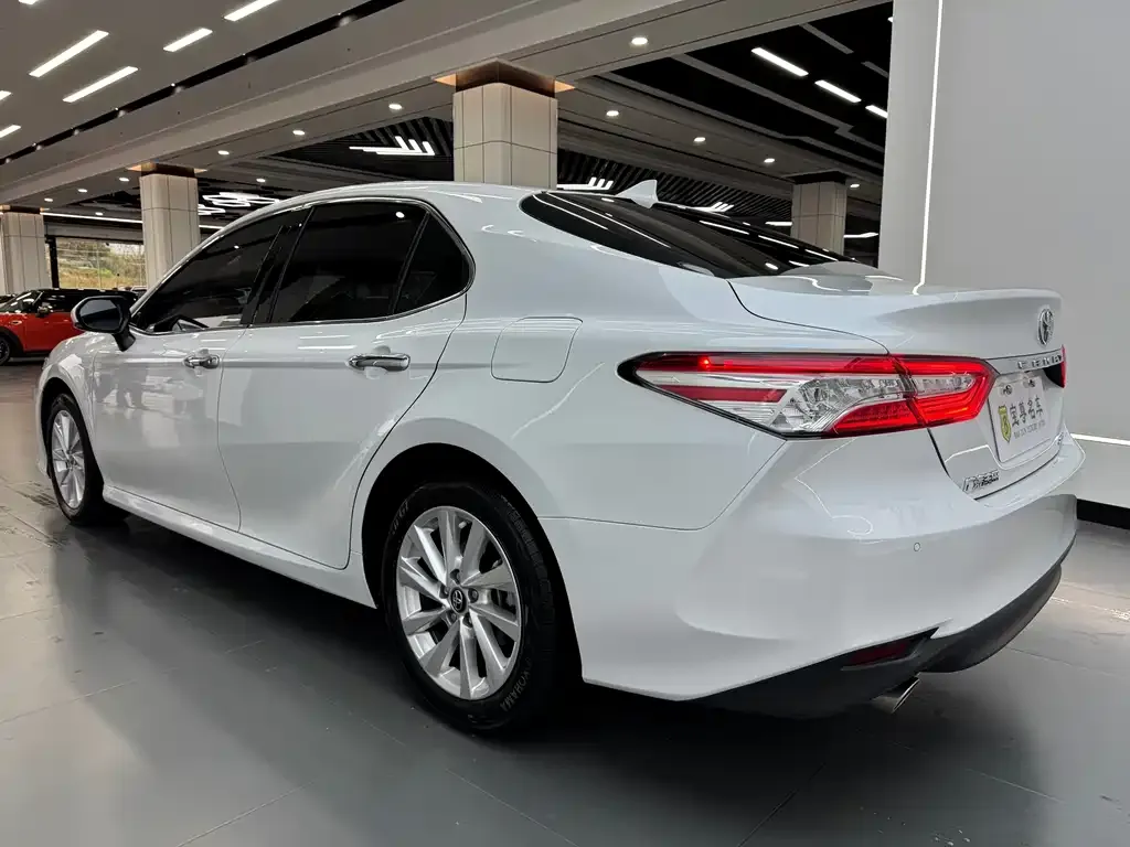 Toyota Camry — фото 4