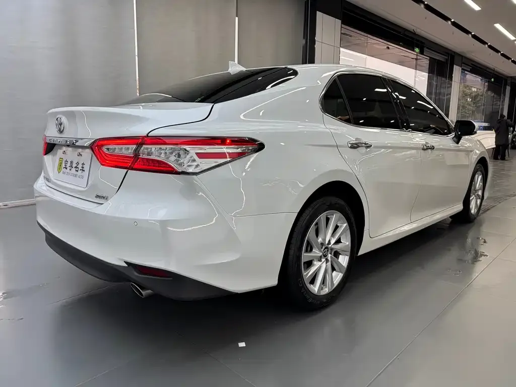 Toyota Camry — фото 2