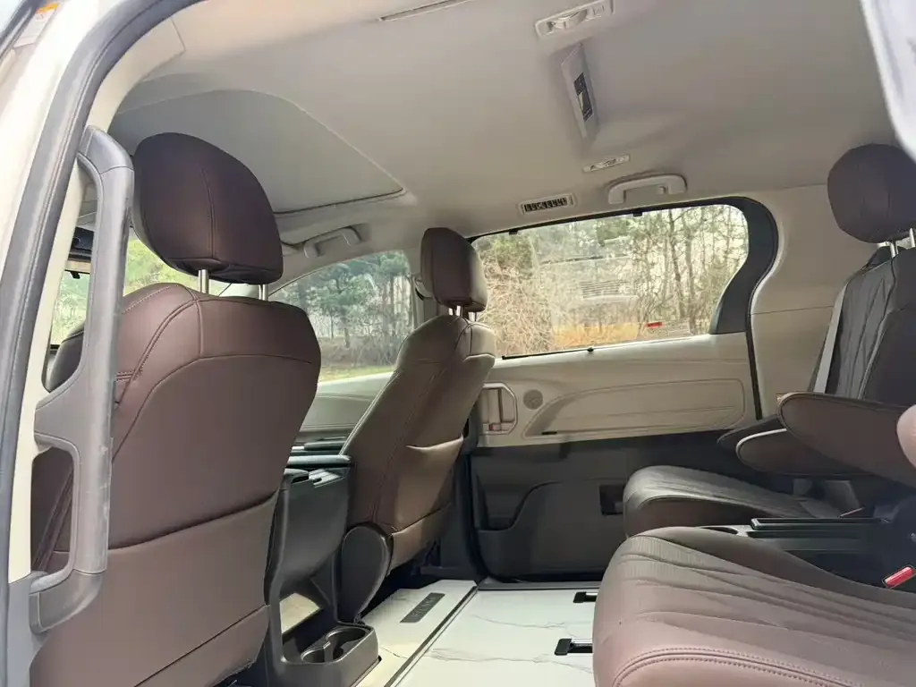 Toyota Sienna 2023 из CN, фото 3