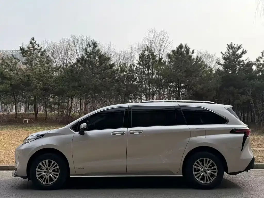 Toyota Sienna 2023 из CN, фото 4