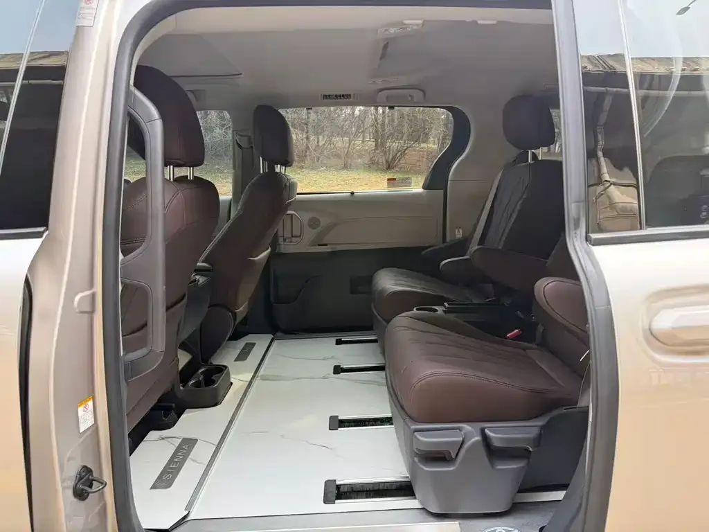 Toyota Sienna 2023 из CN, фото 2