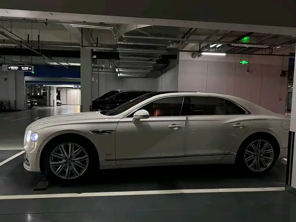Bentley Flying Spur PHEV — фото 3