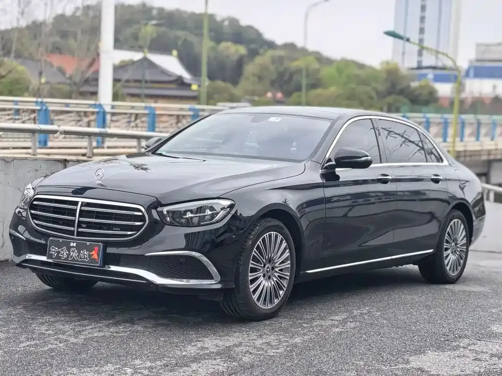 Mercedes-Benz E-Class — фото 1