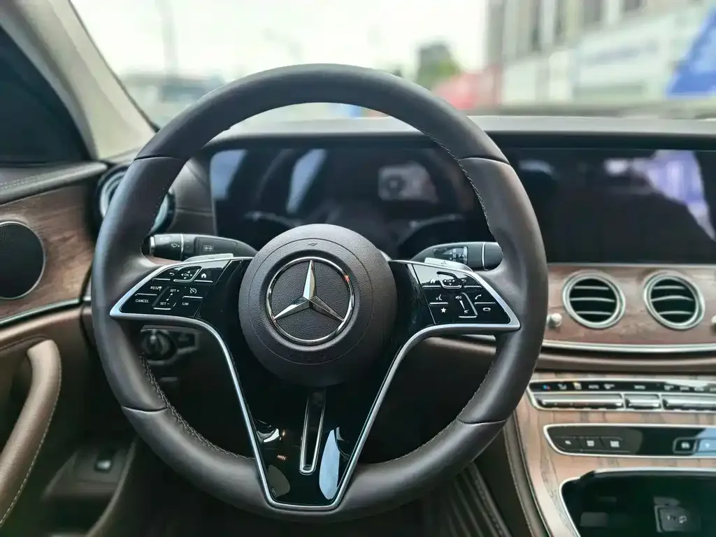 Mercedes-Benz E-Class — фото 2