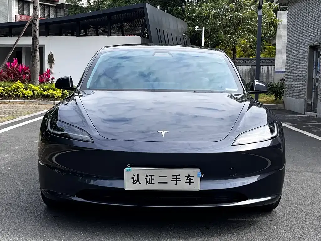 Tesla Model 3 — фото 1